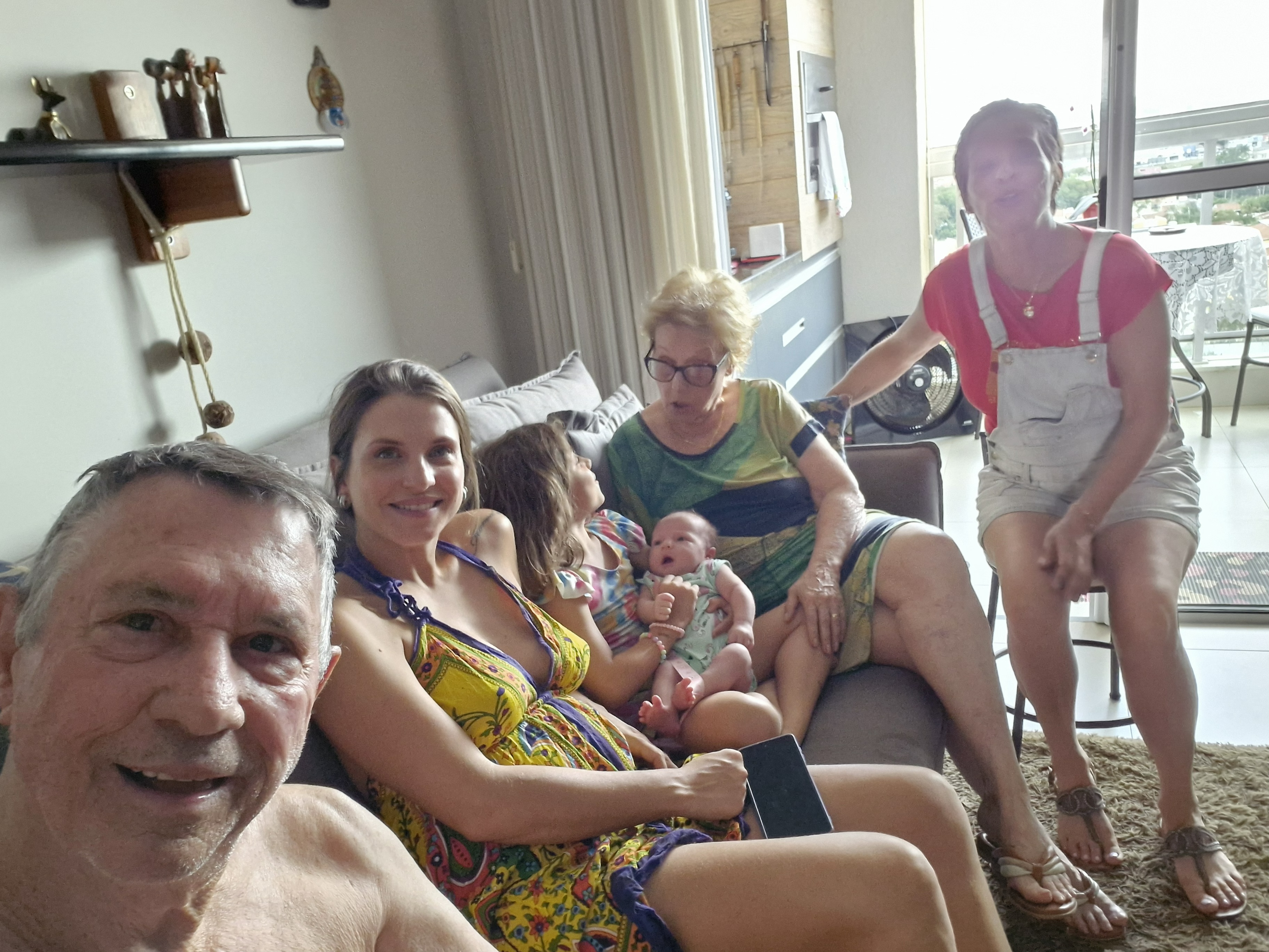 Foto do batismo de Sthefanie com os padrinhos