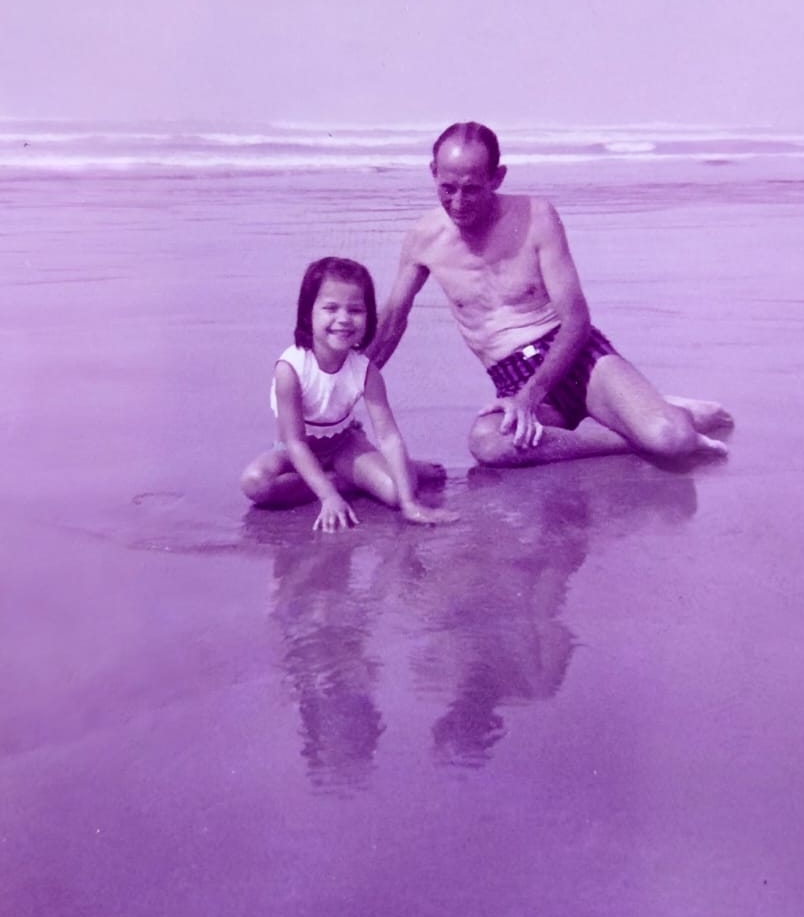 Marcelo Pizzirani com sua neta Andrea na praia