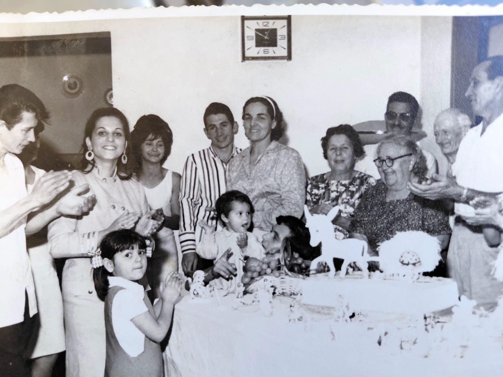 Aniversário de Patricia com seus pais e avós presentes